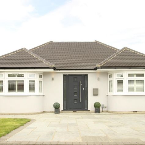 Bungalow Side Entrance, House Designs Exterior Bungalows, Bungalow Exterior Uk, 1940s Bungalow Exterior, 1930s Bungalow Exterior, White Bungalow Exterior, Bungalow Porch Ideas, Long Front Porch Decorating Ideas, Long Front Porch