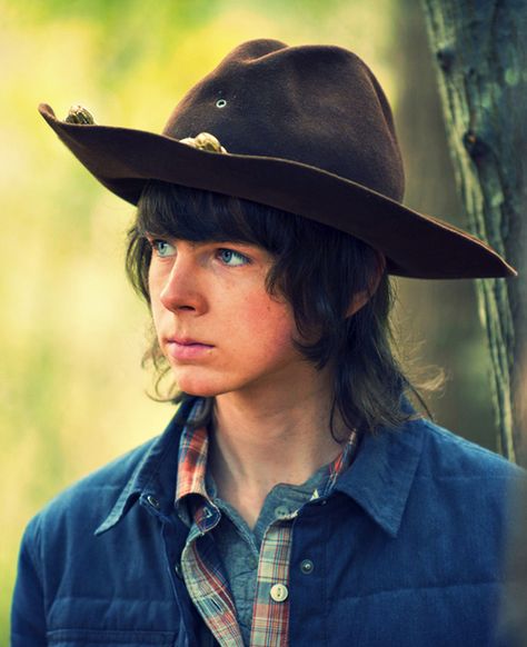 Hey, remember that time Carl used to have 2 eyes? Haha! Too soon? Carl E Enid, Carl And Enid, Carl The Walking Dead, Melissa Mcbride, Chandler Riggs, Carl Grimes, Rick Grimes, Stuff And Thangs, Daryl Dixon