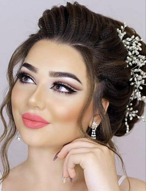 Western Bride Makeup, Western Bride, American Western, Natural Eye Makeup, Bride Makeup, Global Fashion, Beauty Make Up, Wedding Makeup, Ear Cuff