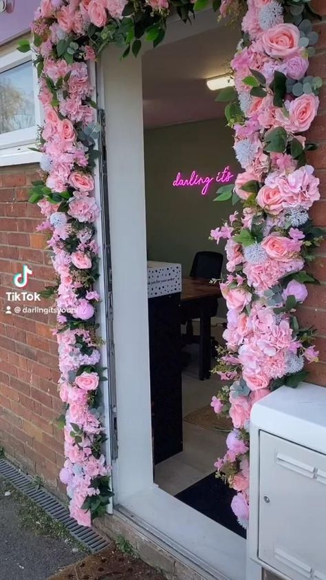 How to make a floral door archway! 😯🌸🌺🌷🌻🌼 [Video] | Flower arrangements, Diy wall decor, Beauty shop decor Interior Flowers Decoration, Flower Wall With Chicken Wire, Shop Decoration Ideas Boutiques, Pink Spa Decor Ideas, How To Do A Flower Wall, Beauty Shop Decor Ideas, Beauty Salon Front Design, Boutique Wall Ideas, Salon Front Design