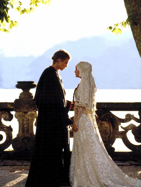 Star Wars Episode II: Attack of the Clones: Anakin Skywalker (Hayden Christensen) and Padmé Amidala (Natalie Portman) have a picturesque wedding in secret. The only witnesses? C-3PO and R2-D2! Photo courtesy of 20th Century Fox Padme Wedding, Star Wars Wedding Dress, Movie Wedding Dresses, The Young Victoria, Star Wars Padme, Anakin And Padme, Star Wars Anakin, Star Wars Wedding, Padme Amidala