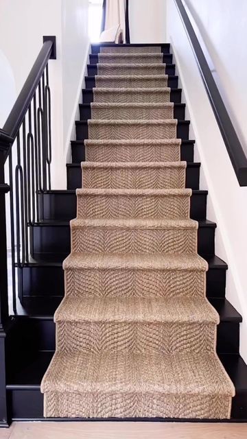 Annie Selke on Instagram: "New season, new look 🍂 @samcramdesign ‘s minimal-yet-stunning staircase showcases how our Natural Wave Runner will dress your steps to impress! 🖤" Unique Stair Runner Ideas, Carpet Runner On Dark Wood Stairs, Black Stairs Runner, Herringbone Sisal Stair Runner, Dark Staircase With Runner, Stair Runner On Dark Wood Stairs, Stair Runner On Landing, Black Staircase With Runner, Staircase Rug