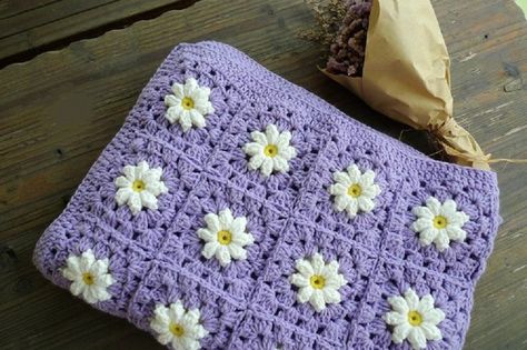 Crochet Blanket Granny Square, Bedspread Crochet, Crochet Blanket Granny, Daisy Blanket, Blanket Granny Square, Crochet Flower Squares, Crochet Flower Blanket, Unique Gifts For Girls, Crocheted Blankets