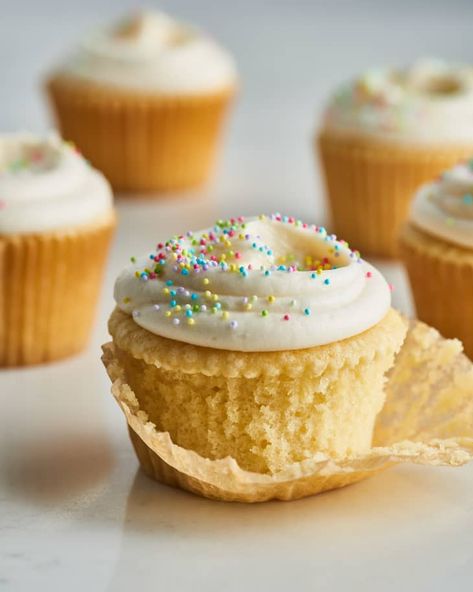 Bakery Vanilla Cupcakes, Nyc Bakery, Moist Cupcakes, Magnolia Bakery, Vanilla Cupcake Recipe, Cake Hacks, Magnolias Bakery, Luxury Cake, Edible Cookies