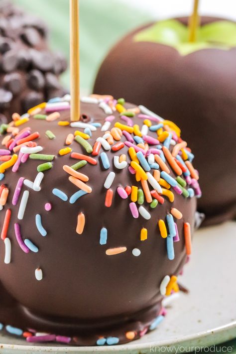 These Chocolate Covered Apples make for a healthy chocolate dessert everyone will love making and eating! Choc Covered Apples, Apple Covered In Chocolate, Chocolate Dipped Apples On A Stick, Summerween Sleepover, Chocolate Covered Apples Slices, Puding Pisang, Chocolate Calories, Toffee Apples, Covered Apples