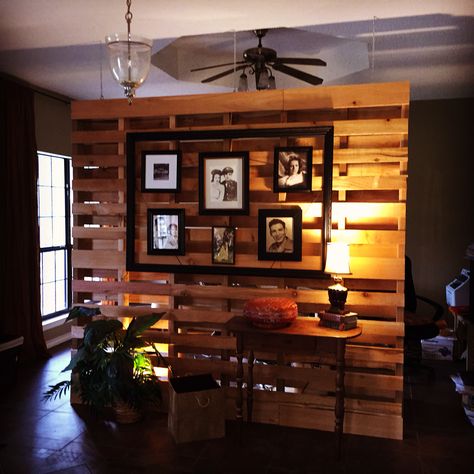 DIY cedar pallet room divider for $200 (Cedar purchased at Home Depot) Room Divider Diy, Pallet Room, Divider Cabinet, Temporary Room Dividers, Room Divider Shelves, Fabric Room Dividers, Portable Room Dividers, Bamboo Room Divider, Sliding Room Dividers