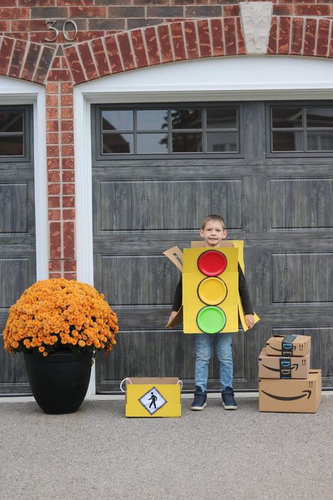 Super cute and easy stoplight creation for a last minute Halloween costume using supplies around your house and Amazon smile boxes! Traffic Light Costume, Diy Traffic Light, Halloween Costumes To Make, Yellow Party, Black Construction Paper, Diy Halloween Costume, Last Minute Halloween Costumes, Creative Costumes, Easy Costumes