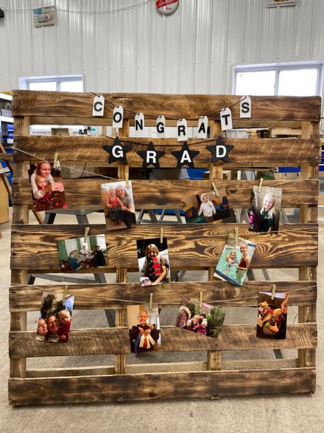 Wooden Pallet Picture Display Graduation, Wood Pallet Photo Display, Photo String Display, Pallet Photo Backdrop Graduation, Pallet Picture Display Graduation, Pallet Graduation Display, Graduation Pallet Ideas, Pallet Backdrop Graduation, Pallet Photo Display