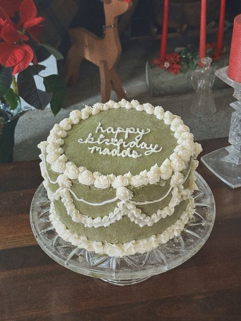 Green + white cake decorated with swirls and sugar pearls Yellow Food, Green Cake, Sage Green Color, White Cake, Pastel Green, Blue And Yellow, Food Coloring, Pretty Colours, Sage Green