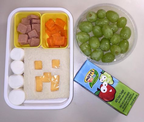 Minecraft lunch, creeper cheese sandwich, marshmallows, Apple/grape juice, grapes Minecraft Lunch Ideas, Minecraft Lunch, Themed Lunches, Lunch Kids, Kids Packed Lunch, Bento Kids, Kids Lunches, Creative Snacks, Packed Lunches