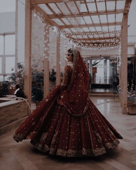 Bridal Dresses 2022, Walima Dresses, Wedding Guest Outfit Ideas, Class Wedding, Indian Wedding Gowns, Red Bridal Dress, Desi Wedding Dresses, Red Wedding Dress, Asian Bridal Dresses