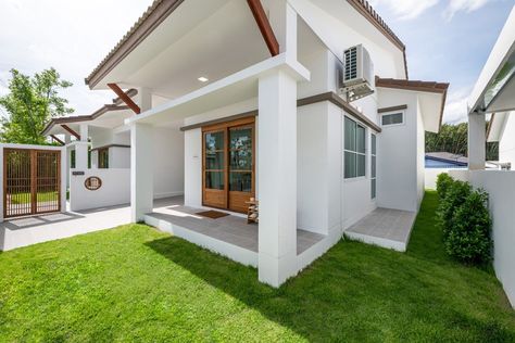 Thailand Has An Entire Neighbourhood With MUJI-Style Houses Muji Home Japanese Apartment, Japanese Apartment Exterior, Minimal Japanese House, Muji House Design, Small Japanese House, Muji House, House Development, Japanese Modern House, Japanese Apartment