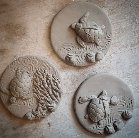 Ceramic Sea Turtle, Sea Ceramics Ideas, Clay Plaques Ideas, Pottery Turtle, Turtle Pottery, Clay Sea Animals, Art Coquillage, Sculpture Art Clay, Tanah Liat