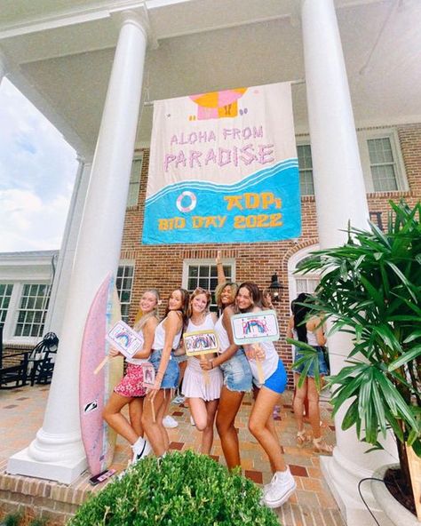 ALPHA DELTA PI on Instagram: "WELCOME TO PARADISE, AC’22!!🌺🌞 We’re so excited that we get to share these years with you! You’ve already brought so much light to our chapter and we couldn’t love you more <3 The best is yet to come!! 💎" Alpha Gamma Delta Bid Day, Axo Sorority, Preppy Sorority, Sorority Themes, Tropical Vacation Outfits, Recruitment Themes, Spring Recruitment, Sorority Banner, Welcome To Paradise