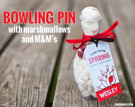 The best ever bowling party favors! Candy-filled bowling pins with printable tags from Chickabug Bowling Favors, Teaparty Birthday, Kids Bowling Party, Bowling Party Themes, Birthday Bowling, Bowling Party Favors, Gumball Party, Train Party Favors, Superhero Party Favors