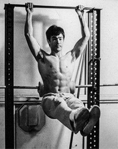 Bruce Lee Aesthetic, Bruce Lee Abs Workout, Bruce Lee Abs, Bruce Lee Training, Bruce Lee Family, Bruce Lee Pictures, Leg Raise, Bruce Lee Art, Bruce Lee Martial Arts