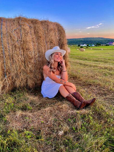 Hay bale photoshoot Haybale Photoshoot, Hay Bale Photoshoot, Cowgirl Photoshoot, Western Photo, Cowgirl Aesthetic, Hay Bales, Photography Senior Pictures, Senior Pictures, Floppy Hat