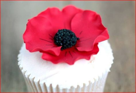 Anzac Remembrance Day poppy cupcakes Poppy Cupcakes, Anzac Day Craft, Cakes With Icing, Piped Cake, Poppies Wedding, Garden Cupcakes, Army Cake, Alternative Wedding Cakes, Poppy Cake