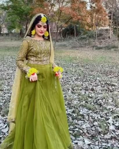 Mahendi Dress, Mehndi Dresses Pakistani, Mehndi Function Dress, Hira Khan, Shadi Ideas, Pakistani Bridal Makeup Hairstyles, Bride Video, Mehendi Dresses, Pakistani Mehndi Dress