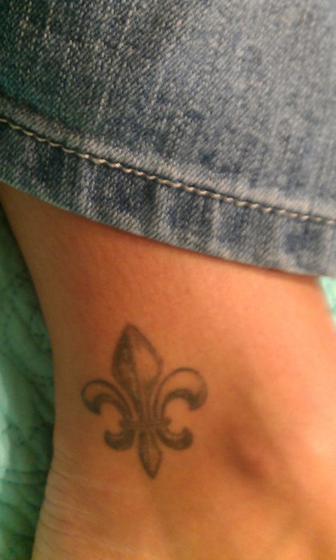 Mine... Antique New Orleans Fleur De Lis on the inside of my ankle Small New Orleans Tattoo, Flordelis Tattoo, New Orleans Tattoo, Lis Tattoo, Ankle Tattoos, Tasteful Tattoos, Bff Tattoos, Cute Small Tattoos, Brooklyn Baby