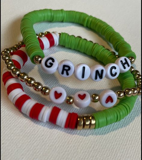 Grinch Beaded Bracelet, Grinch Clay Bead Bracelets, Grinch Bracelet Ideas, Christmas Clay Bead Bracelets, Grinch Bracelet, Bracelet Buisness, Christmas Bracelet Ideas, Christmas Fair Ideas, Apple Watch Bands Fashion