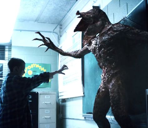 Eleven vs The Demogorgon (S01E08) Stranger Things Theories, Stranger Things Monster, Strange Things Season 2, Stranger Things Demogorgon, Demogorgon Stranger Things, Stranger Things Halloween, Stranger Things Dustin, Watch Stranger Things, Stranger Things Season 3