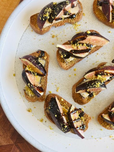 Blue Cheese and Fig Crostini with Balsamic Glaze: A Luxurious Grain-Free, Plant-Based Appetizer Fig Crostini, Plain Bagel, Plant Based Cheese, Balsamic Glaze, Healthy Gut, Blue Cheese, Yummy Appetizers, Grain Free, Appetizer