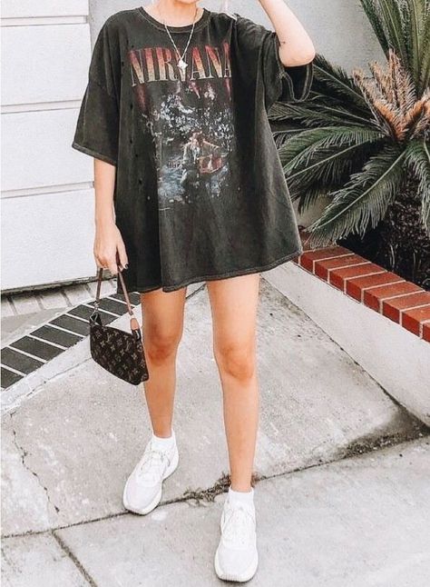 Grunge Summer Outfits, Outfits Aesthetic Grunge, Oversized Shirt Outfit, Print Shirts Women, Vans Outfit, Black Tees, Fashion 90s, Grunge Dress, Chique Outfits