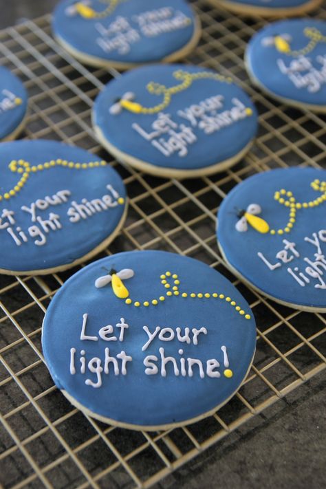 Firefly or lightning bug cookies. Let your light shine.  Used for end-of-school-year treats. Firefly Cake Ideas, Firefly Cookies Decorated, Firefly Party Theme, Firefly Birthday Party, Let Your Light Shine Decorations, Church Cookies Decorated, Firefly Cookies, Jw Cookies, Firefly Cupcakes