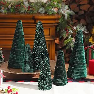 Christmas Card Decorations, Christmas Table Top Decorations, Winter Tree Decorations, Holiday Entryway, Tree Centerpiece, Christmas Velvet, Tree Decorations Christmas, Home Minimalist, Christmas Cones