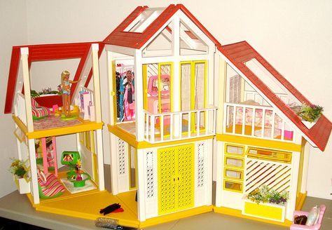 Barbie Dream House---yep, this is the one I had. Wow, what memories. I remember how those little windows opened out like that, and that green TV and striped sofa, the window plants, the yellow doors, the vanity... House Barbie, 1980s Barbie, Accessoires Barbie, 1980s Toys, St Claire, House Photo, Barbie Doll House, Paper Basket, Flowers Handmade