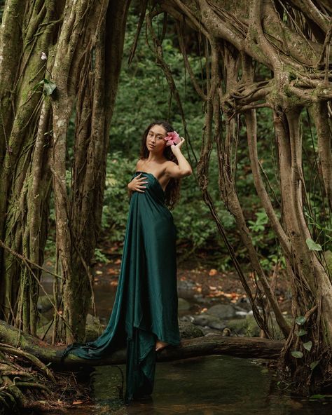 The creative juices were flowing during this shoot and I can’t get over it 😍🌺 More shoots in the jungle please 🙏 @rianonstephens @naleo.faurot