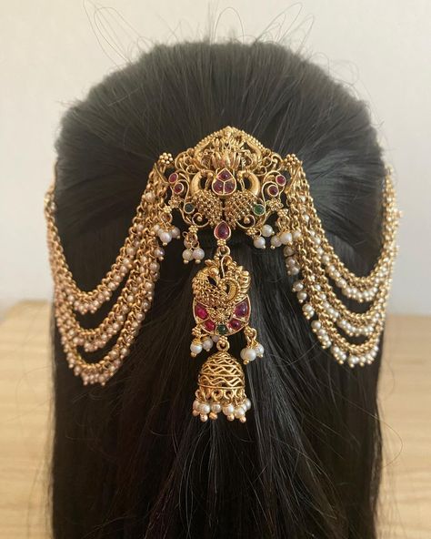 Bridal Hair Pin| Laxmi Peacocks Veni Pin. Free shipping across USA. Shop Now !! Website-www.jayashreetraditions.com #fashionjewellerysale #kundan #viraljewelry #bridaljewellery #americandiamondjewellery #americandiamondearrings #bridalmakeup #bridalinspiration #TempleCollection #NecklaceSets #nakshicollection #asianbridalmakeup #goldalikenecklace #weddingjewelry #bridaljewelry #imitationjewelry #jayashreetraditions #bayareawedding #bridalcouture#wedmegood #sanjoseindianwedding #bayareaindian... Juda Jewellery, Pakistani Hair Jewelry, Hair Accessories Indian, Fancy Hair Accessories, Indian Hair Jewelry, Asian Hair Ornaments, Indian Hair Accessories, Asian Bridal Makeup, Moon Hair