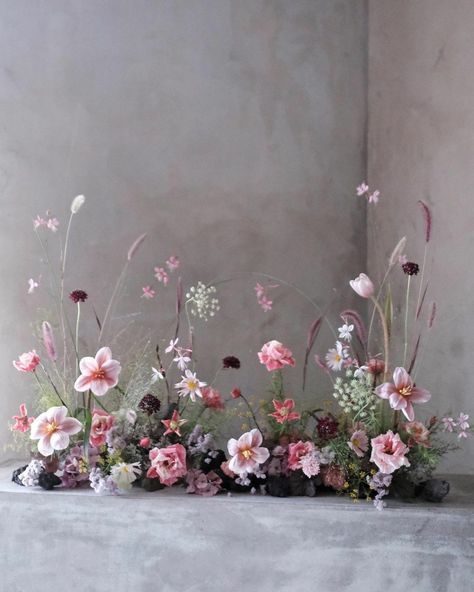 Wedding Flowers Cost, Wildflower Wedding Theme, Nyc Florist, Flower Installation, Bouquet Arrangements, Flower Arrangements Diy, Wildflower Wedding, Arte Floral, Pretty Flowers