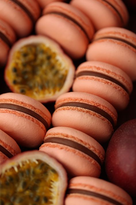 Passion Fruit Macaron Recipe, Passion Fruit Macaron, Passionfruit Macarons, Macarons Filling, Passion Fruit Ganache, Fruit Ganache, Fruit Macarons, Macarons Ideas, Rose Macarons