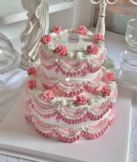 Bolo Vintage, Vintage Birthday Cakes, Desserts Cake, Mini Cakes Birthday, Cute Baking, Pretty Dessert, Creative Birthday Cakes, Dream Cake, Pretty Birthday Cakes