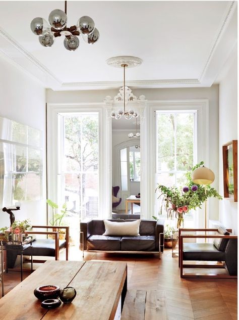 Love brownstone living. Interior Design Country, Brownstone Interiors, Brooklyn Brownstone, Ideas Hogar, Home Cinema, Beautiful Living Rooms, Decor Minimalist, Eclectic Home, A Living Room