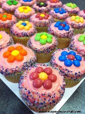 Skittles Flower Cupcakes - All Things Cupcake | Cute Cupcake Ideas for Childrens Tea Parties | Scoop.it Mm Cupcakes, Cupcakes Flores, Daisy Cupcakes, Birthday Cupcakes Decoration, Kid Cupcakes, Holiday Cupcakes, Kids Cooking, Munnar, Flower Cupcakes