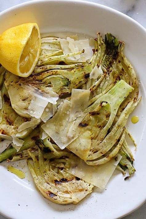 Grilled Fennel with Parmesan and Lemon Raw Fennel Salad, Grilled Fennel, Resep Sandwich, Fennel Bulb, Grilled Lemon, Fennel Recipes, Ww 1, Fennel Salad, Healthy Clean Eating