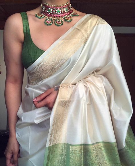 Cotton Saree Look Modern, White Sari, Onam Outfits, Kerala Saree Blouse Designs, Saree Styling, Sleeveless Blouse Designs, Saree Wearing Styles, Simple Saree Designs, Fashionable Saree Blouse Designs