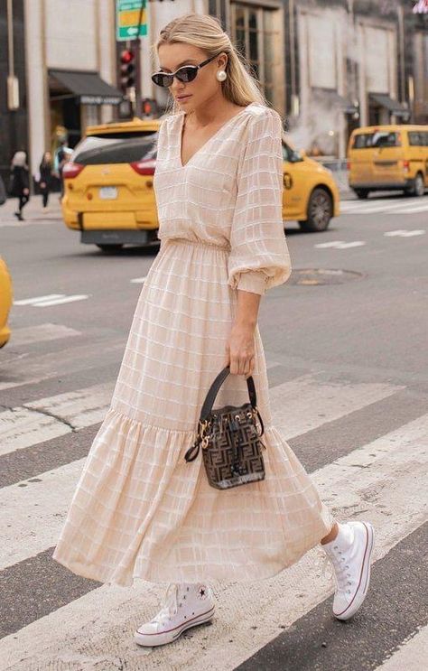 Satin Dress With Sneakers, Retro Plaid Dress, Dresses With Sneakers, Looks Com All Star, Star Dresses, Elegante Casual, Mode Streetwear, Casual Street Style, Mode Inspiration