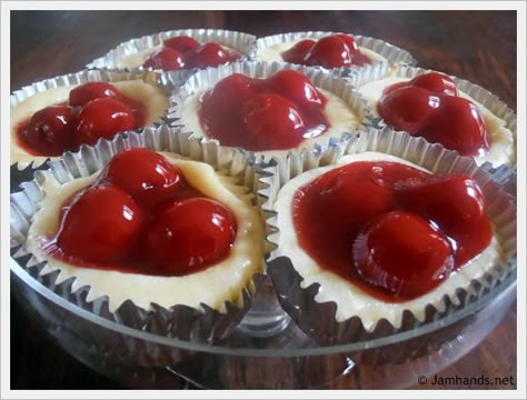 Cream Cheese Tarts, Cherry Pie Bites, Crumble Recipes, Cherry Cream Cheese, Mini Cheesecakes Easy, Vanilla Wafer Crust, Lemon Tart Recipe, Cream Cheese Desserts, Pie Bites