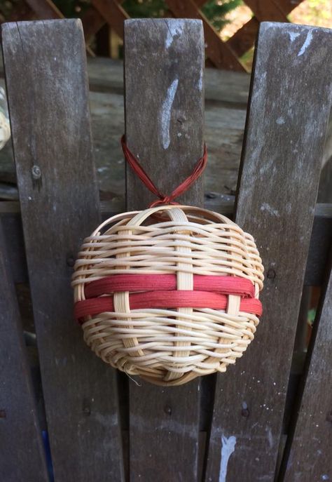 Woven Reed Christmas Ornaments, Weaving Ornaments, Diy Christmas Snowflakes, Basket Weaving Patterns, Basket Making, Basket Woven, Weaving Projects, Wooden Christmas, Weaving Patterns