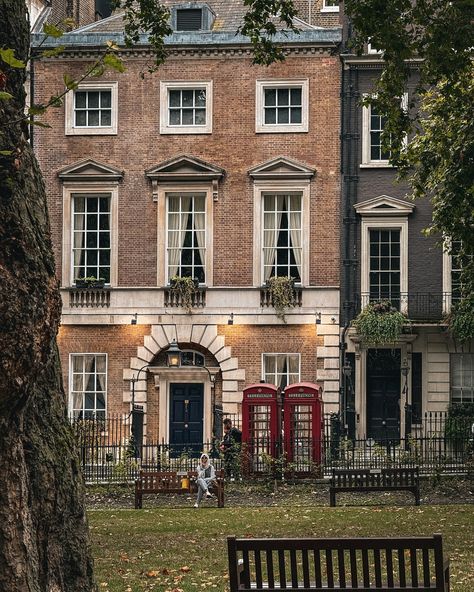 This is my little tribute to @lundonlens who is one of the best photographers on instagram taking shots around London. Berkeley Square is a historic, elegant garden square in Mayfair, London, known for its 18th-century architecture and lush greenery. Surrounded by grand townhouses, it has long been a fashionable area. The square hasn’t been treated well over the years with three sides being filled with low quality modern architecture but this one side gives a glimpse of former beauty and el... Berkeley Square, London Square, London Townhouse, Elegant Garden, Mayfair London, Old Buildings, Low Quality, Best Photographers, Modern Architecture