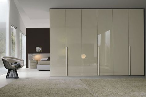 Sleek glossy fully height wardrobe doors Cubords Ideas Bedroom, Wardrobe Color Ideas Bedroom, Customized Closet, Wardrobe Laminate Design, Italian Bedroom Furniture, Sliding Door Wardrobe Designs, Wall Wardrobe Design, Closet Solutions, Italian Bedroom