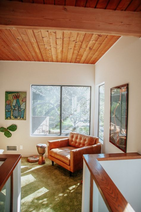 Stone Tile Bathroom, Burled Wood Coffee Table, Glazed Brick, Retro Interior Design, Dining Room Ceiling, Mid Century Modern Interiors, Vintage Dining Chairs, Retro Interior, Los Angeles Homes