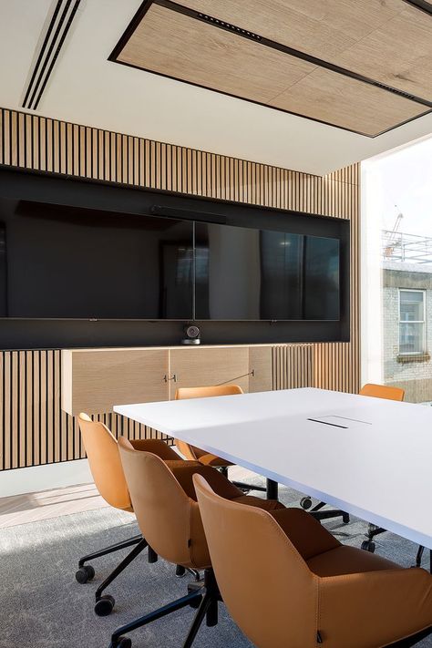 Home Office Meeting Room, Heritage Office Design, Modern Board Room Design, Scandinavian Conference Room, Board Room Aesthetic, Japandi Meeting Room, Training Room Aesthetic, Meeting Room Tv Wall, Meeting Room Cabinet