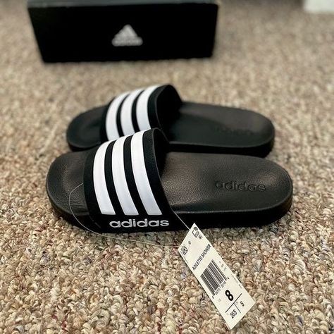 Adilette Slides Outfit, Addidas Slippers, Slide Adidas, Adidas Slides Outfit, Pink And White Adidas, Adidas Flip Flops, Adidas Slippers, Slides Nike, Slides Adidas