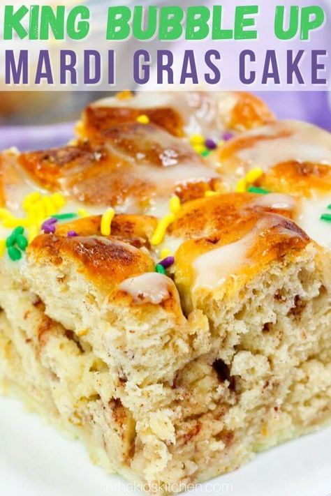 Mardi Gras Cake Ideas, Mardi Gras Desserts, Mardi Gras Cake, Bubble Cake, Cinnamon Roll Icing, Fluffy Cake, Bubble Up, King Cake, Dump Cake