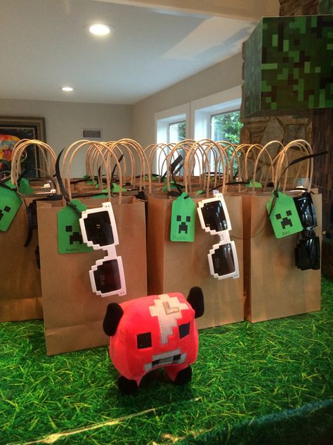 Minecraft Party Favor Ideas, Minecraft Favors, Minecraft Goodie Bag Ideas, Minecraft Birthday Goodie Bags, Diy Minecraft Favors, Minecraft Party Bags Diy, Minecraft Gift Bags, Minecraft Party Bags, Minecraft Party Packs